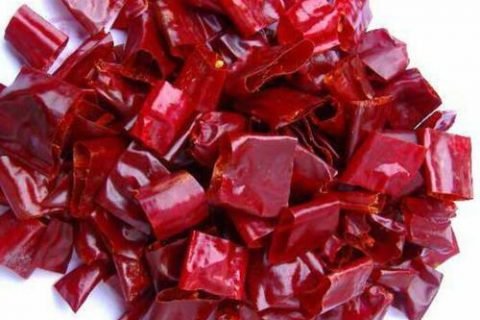 sieving dried red chili